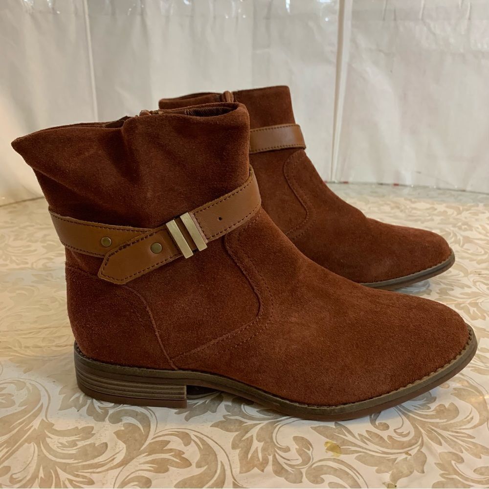 NWT Clarks Ankle Boots Camzin Strap Mahogany Suede Leather Wide Width Sz 7.5